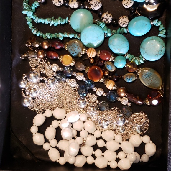 New to Lives Like to get notified Jewelry show Bracelets Earrings Brooches - Picture 7 of 7